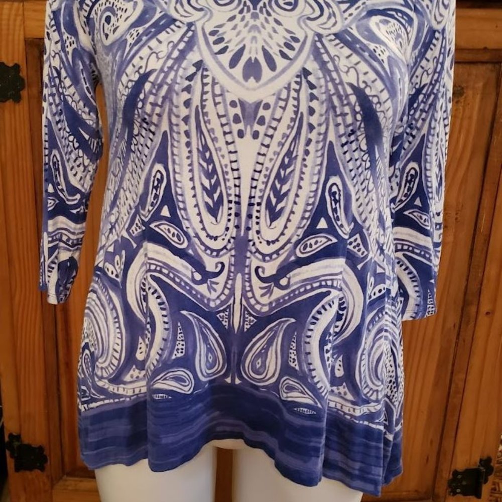 CHICO'S SZ 0 (XS) BLUE WHITE PAISLEY ASYMMETRIC STRETCH RAYON TOP BLOUSE - Picture 2 of 6